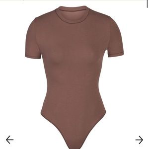 SKIMS COTTON JERSEY T-SHIRT BODYSUIT - GARNET